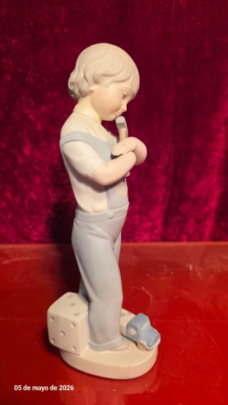 Figura porcelana Lladro niño con camión
