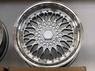 2+2 Llantas 8x18 y 9.5x18 5x120 et20 74.1 stilo RS