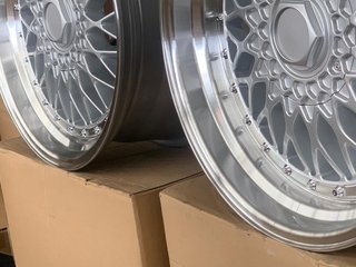 2+2 Llantas 8x18 y 9.5x18 5x120 et20 74.1 stilo RS