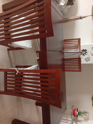 Mesa comedor madera extensible con cuatro sillas