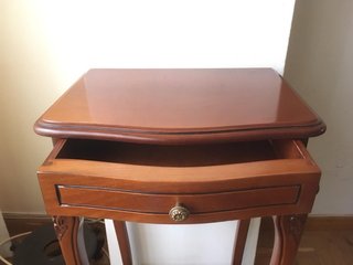Mesa auxiliar de madera
