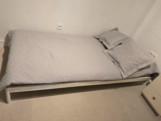Cama individual Ikea blanca con somier