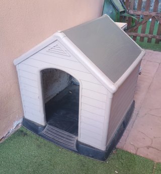 Caseta para perro de plástico beige y gris