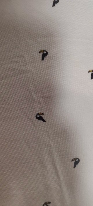 Polo blanco con estampado de loros