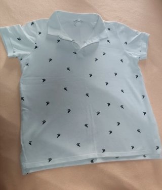Polo blanco con estampado de loros