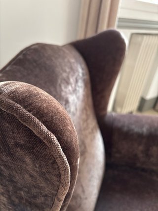 Sillón orejero clásico de terciopelo