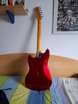 Guitarra eléctrica estilo Fender Mustang.