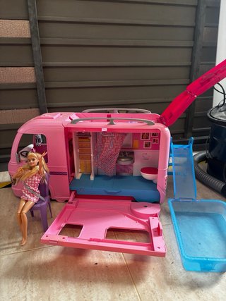 Casa Barbie Malibú y autocaravana con dos muñecas
