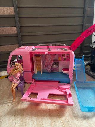 Casa Barbie Malibú y autocaravana con dos muñecas
