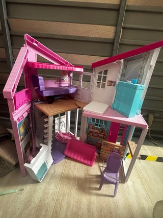 Casa Barbie Malibú y autocaravana con dos muñecas