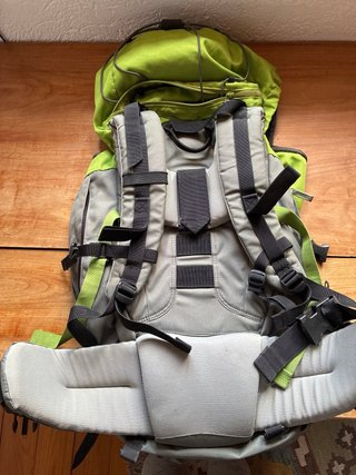 Mochila Quechua Verde y Gris Forclaz 60