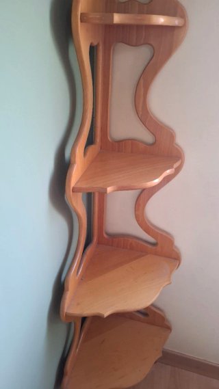 Estantería de madera para esquinas