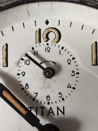 ANTIGUO RELOJ DESPERTADOR "TITAN" AÑO 1920-30