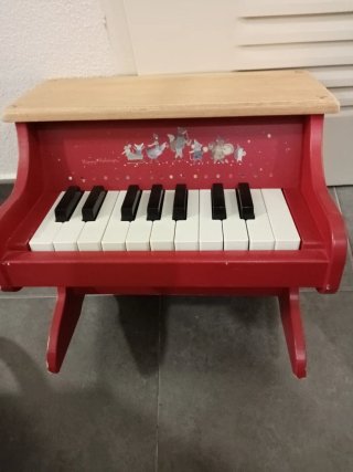 Piano infantil de madera rojo