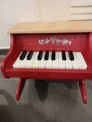 Piano infantil de madera rojo