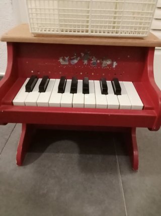 Piano infantil de madera rojo