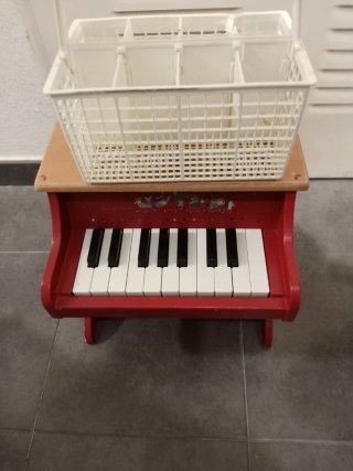 Piano infantil de madera rojo