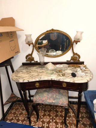 Muebles antiguos para restaurar.