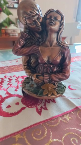 Figura de pareja de bronce