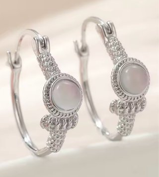 Aros plateados con piedra lunar
