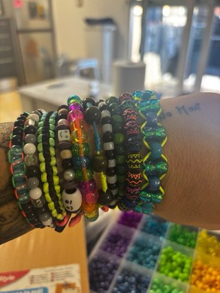 Pulseras, tobilleras, llaveros y más