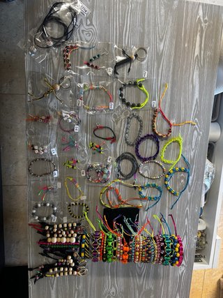 Pulseras, tobilleras, llaveros y más