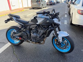Yamaha MT-07 2025 Y-AMT con Línea Akrapovic