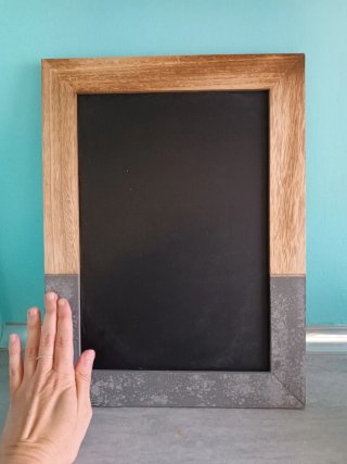 Pizarra de pared con marco de madera