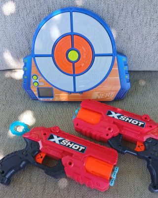 2 Pistolas X-Shot y Diana Nerf