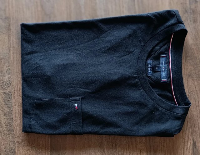 Camiseta Tommy Hilfiger con bolsillo negro