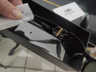 Occhiali da sole Balenciaga BB neri e oro