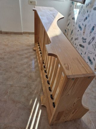 Llit Montessori de fusta natural.
