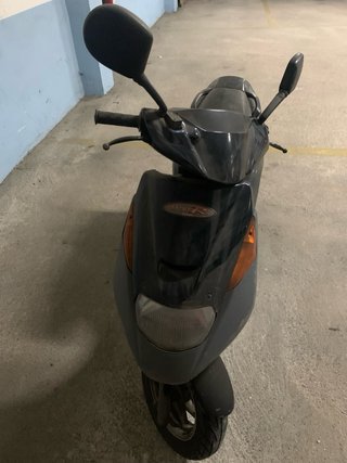 Moto Suziki Gris/Negra