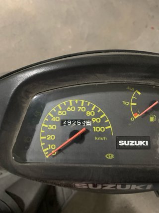 Moto Suziki Gris/Negra