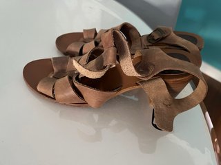 Sandalias de tacón marrón talla 41