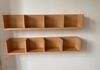 Dos estanterías de madera