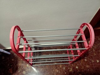 Zapatero 4 niveles rojo pálido y plateado