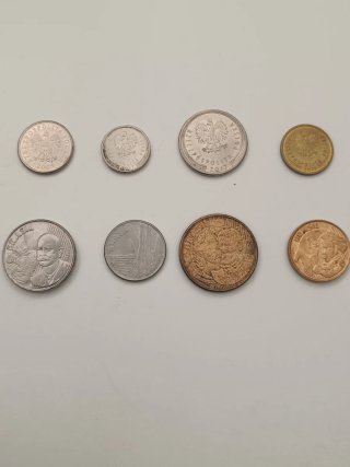 Lote de monedas de Polonia y Brasil en cajita