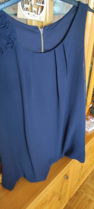Blusa azul con flor