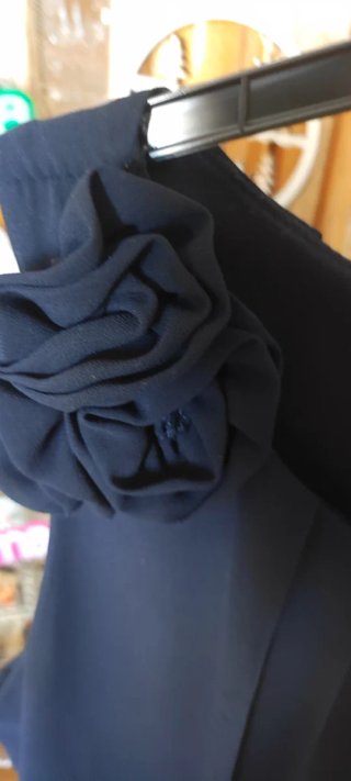 Blusa azul con flor