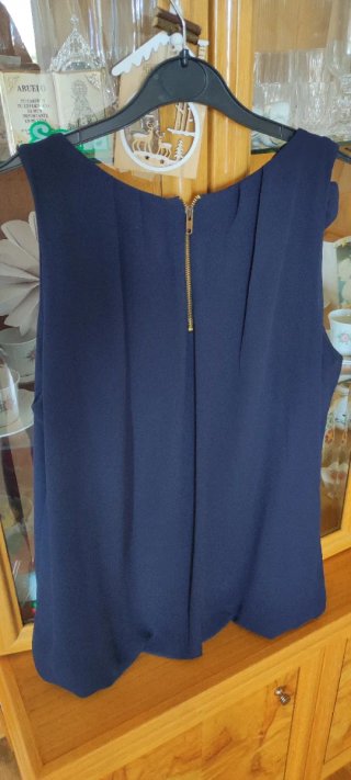 Blusa azul con flor