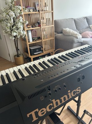 Teclado Technics KN220 con soporte