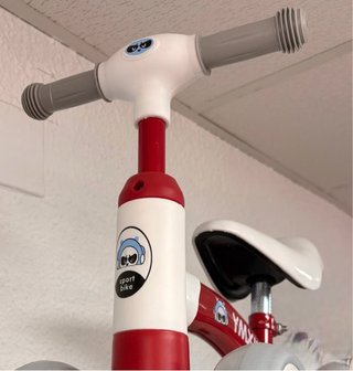 Bicicleta de equilibrio infantil roja