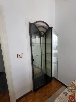 Vitrina de cristal y metal negra