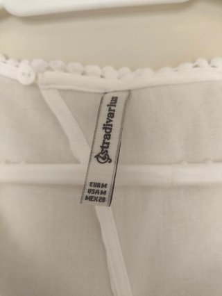 Vestido blanco Stradivarius con encaje