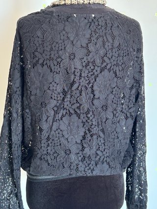 Top encaje negro manga larga