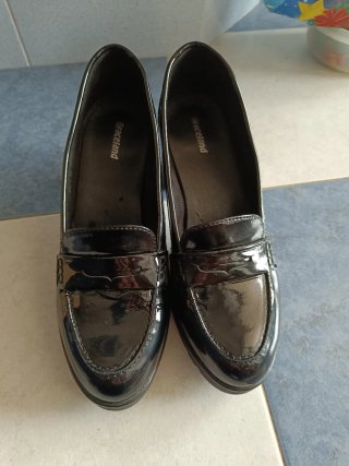 Zapatos de charol Graceland negros