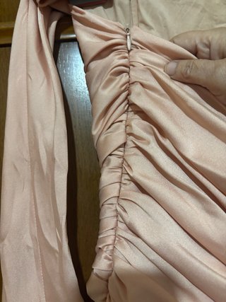 Vestido de fiesta. Color. Salmón suave. De Raso