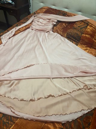 Vestido de fiesta. Color. Salmón suave. De Raso