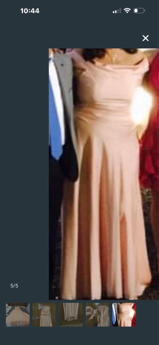 Vestido de fiesta. Color. Salmón suave. De Raso